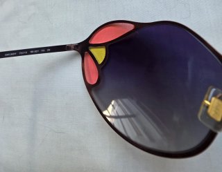 Gafas de sol marrones con detalles rosa y amarillo