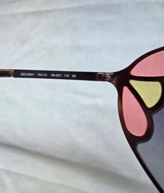 Gafas de sol marrones con detalles rosa y amarillo