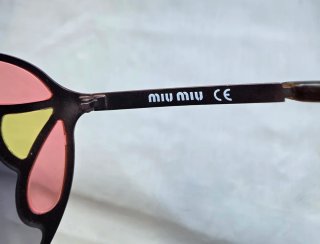 Gafas de sol marrones con detalles rosa y amarillo