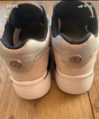 Zapatillas Guess Blancas con Tachuelas Plateadas