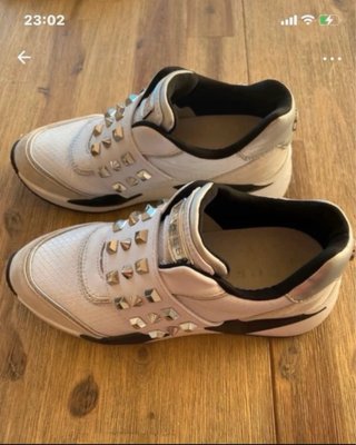Zapatillas Guess Blancas con Tachuelas Plateadas