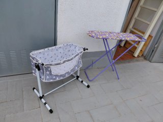 Cuna de juguete y tabla de planchar