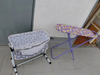 Cuna de juguete y tabla de planchar