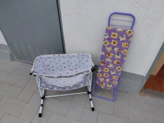 Cuna de juguete y tabla de planchar