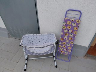 Cuna de juguete y tabla de planchar