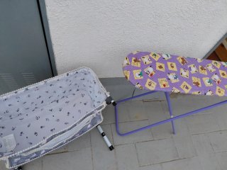 Cuna de juguete y tabla de planchar
