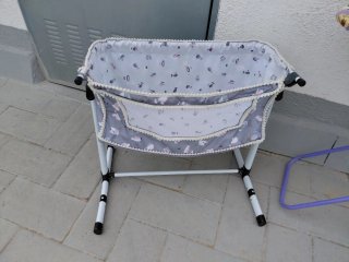 Cuna de juguete y tabla de planchar