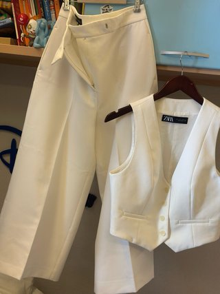 Traje Zara blanco chaleco y pantalón