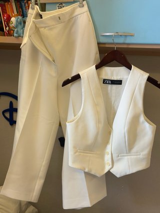 Traje Zara blanco chaleco y pantalón
