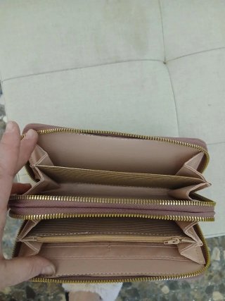 Cartera de mujer con cremallera dorada