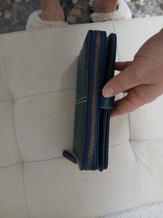 Cartera de mujer con cremallera dorada