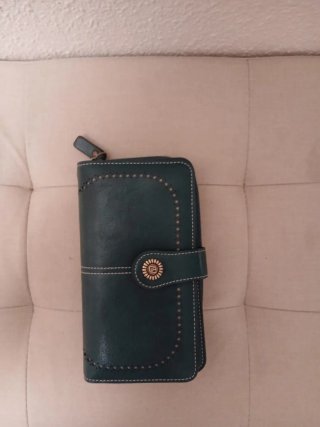 Cartera de mujer con cremallera dorada