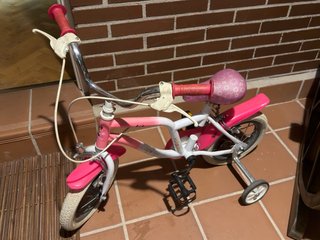 Bicicleta infantil rosa con ruedines