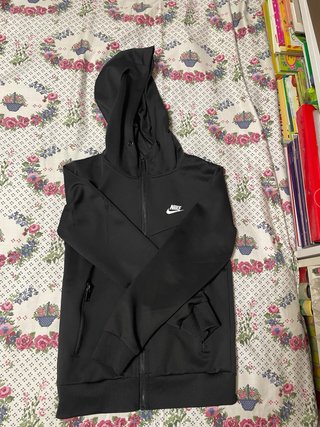 Chaqueta deportiva Nike negra con capucha