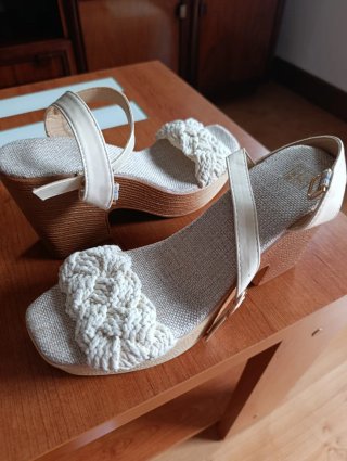 Sandalias cuña beige y blancas sin estrenar