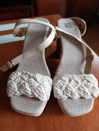Sandalias cuña beige y blancas sin estrenar