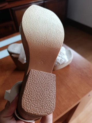 Sandalias cuña beige y blancas sin estrenar