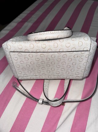 Bolso Guess blanco y dorado