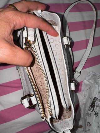 Bolso Guess blanco y dorado