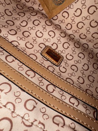 Bolso Guess blanco y dorado