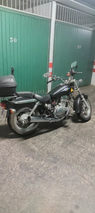 Suzuki Marauder GZ250 Negra