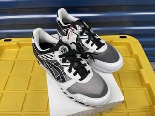 Zapatillas ASICS grises y blancas