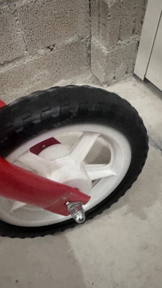 Bicicleta de equilibrio azul y roja