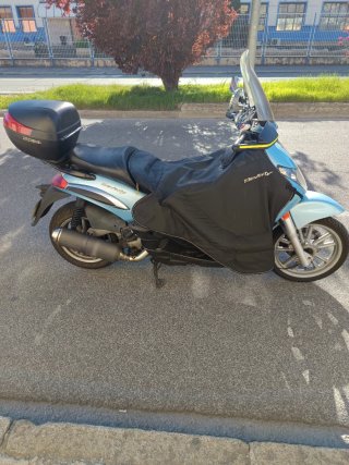 Piaggio Beverly 400 ie Maxi Scooter