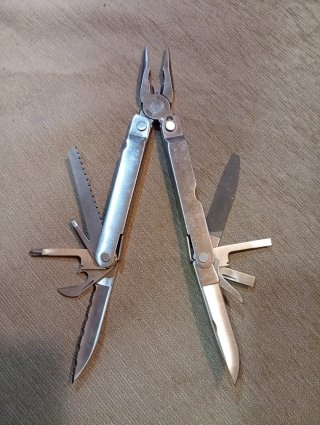 Multiherramienta Leatherman con funda