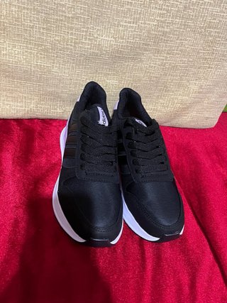 Zapatillas Adidas Negras y Moradas