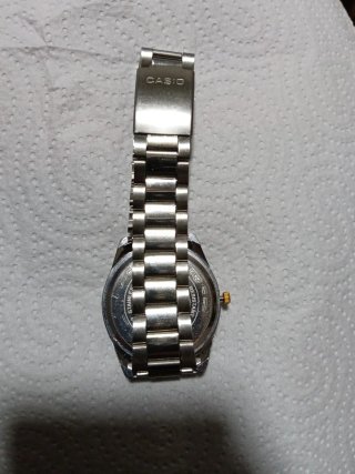Casio MPT-1302 cara negra con detalles dorados