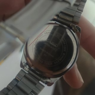 Casio MPT-1302 cara negra con detalles dorados
