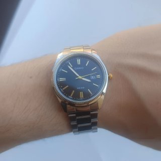 Casio MPT-1302 cara negra con detalles dorados