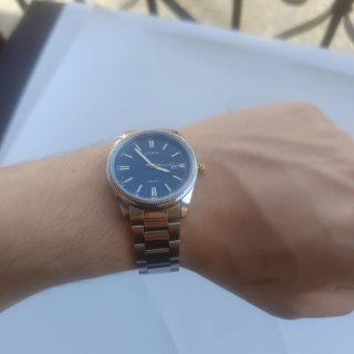 Casio MPT-1302 cara negra con detalles dorados