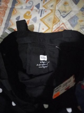 Bolso de tela negro con lunares blancos