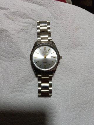 Casio MPT-1302 cara blanca de Pulsera Plateado