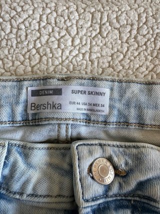 Pantalón vaquero desgastado