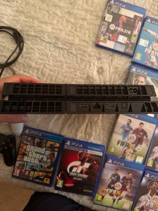 PS4 500GB + 2 Mandos + Juegos FIFA GTA y g.turismo