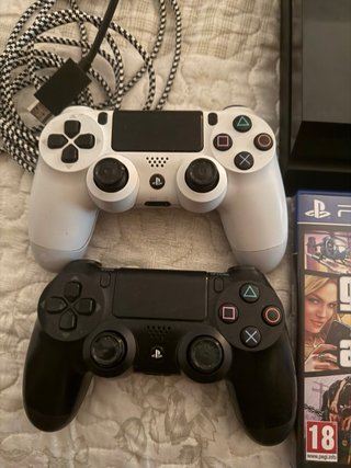 PS4 500GB + 2 Mandos + Juegos FIFA GTA y g.turismo