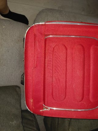 Maleta pequeña con ruedas roja