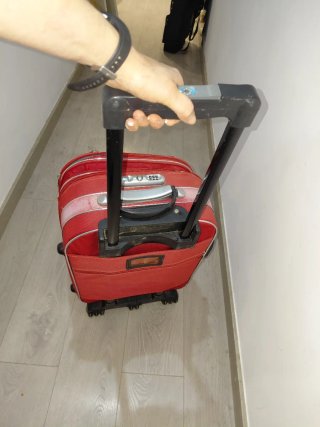 Maleta pequeña con ruedas roja