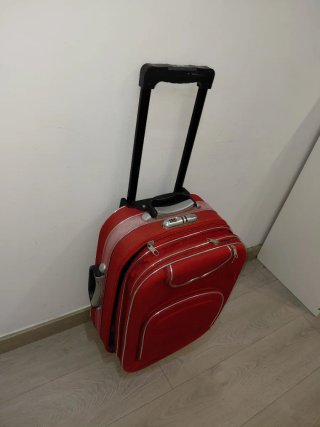 Maleta pequeña con ruedas roja