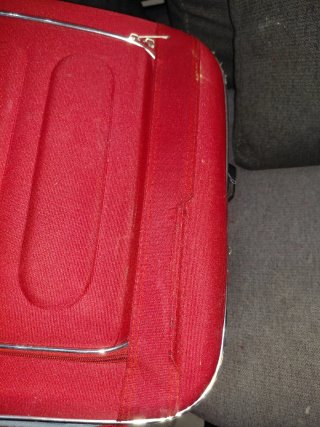 Maleta pequeña con ruedas roja