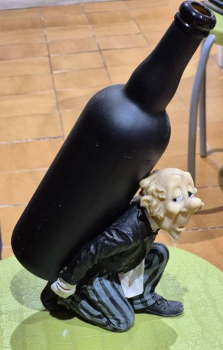 Figura decorativa mayordomo sirviente botella