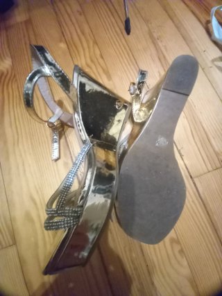 Sandalias doradas con pedrería