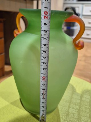 Jarrón de vidrio verde con asas naranjas