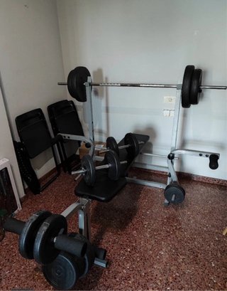 Banco de pesas y barra con discos