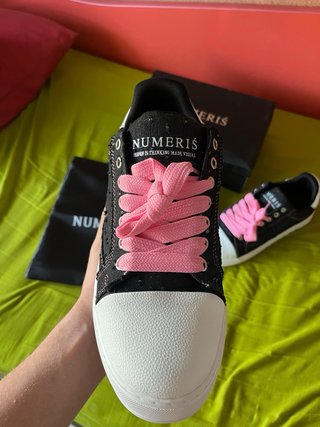 Zapatillas Numeris Negras Cordones Rosas