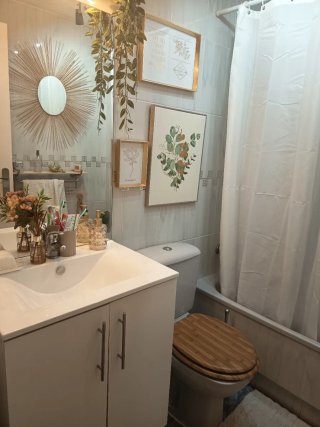 Mueble de baño blanco y madera con espejo