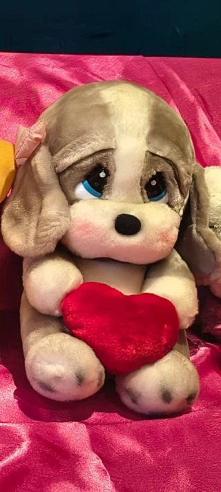 Peluche Perro Honey Sad Sam Corazón Rojo
